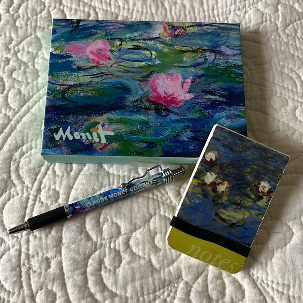 12 Monet notes, mini pad & pen. Perfect little extra 🎁 for Mom (or you).
